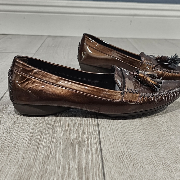 STUART WEITZMAN Bronze Metallic Patent Leather Pointed Toe Tassel Loafers 7M - Picture 3 of 10